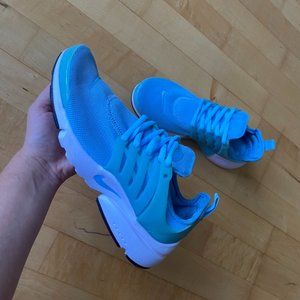 NIKE Sneakers